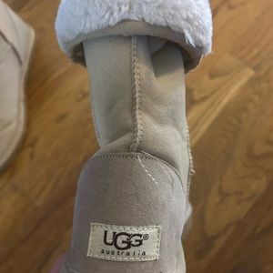 Womens like new UGG boots, worn a few times indoors
